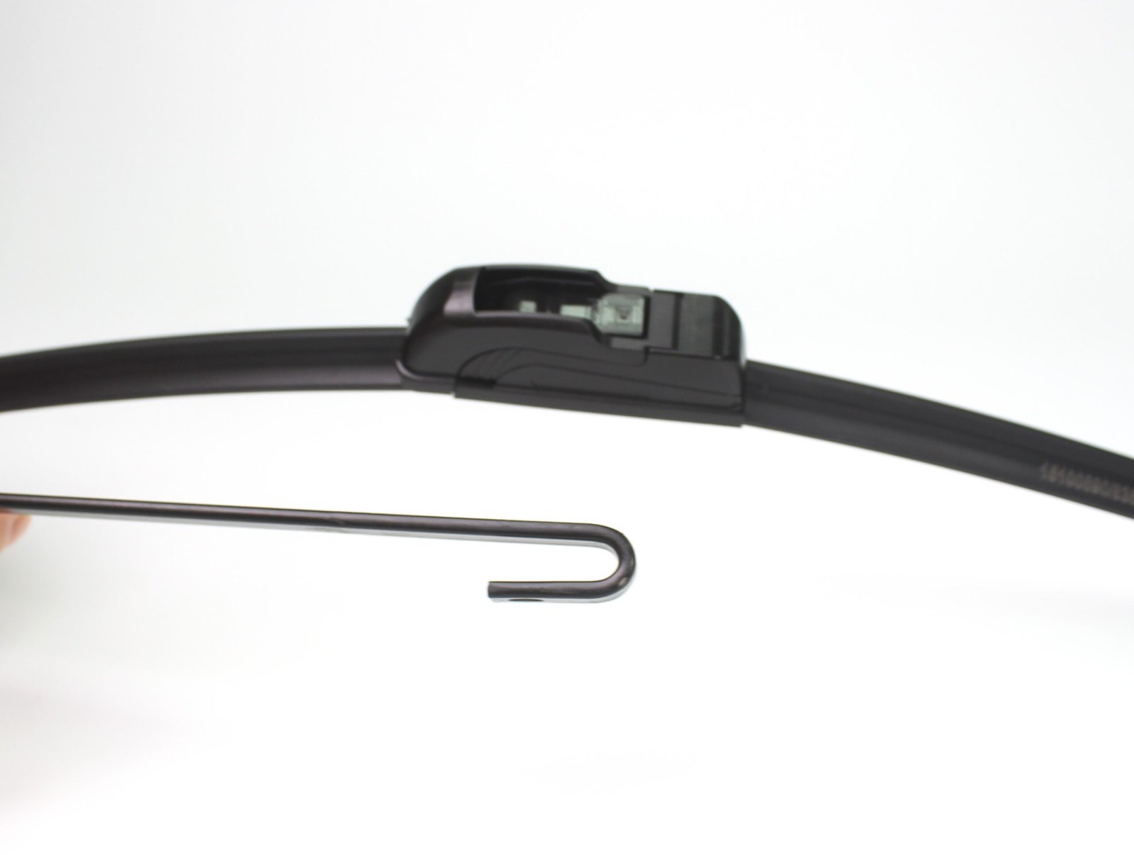 J-hook and adapter connection on a flat wiper blade